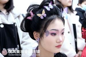 在悦风美妆学院灵活学习，随时随地提升技能